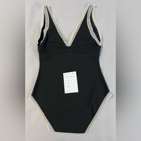 Victoria's Secret Women’s plunge bodysuit Sz Medium Black Lace - Picture 8 of 8